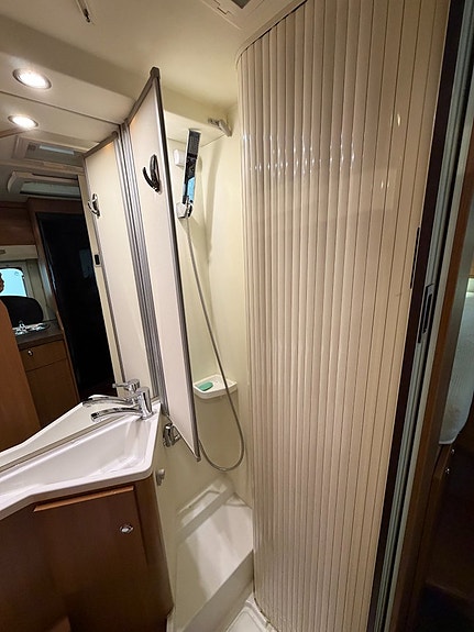 Eura Mobil Profila One 690 EB Solceller | Backkamera  | Långbäddar + Taksäng 15 of 20