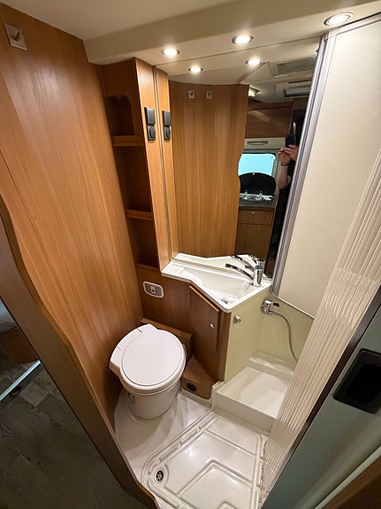 Eura Mobil Profila One 690 EB Solceller | Backkamera  | Långbäddar + Taksäng 14 of 20