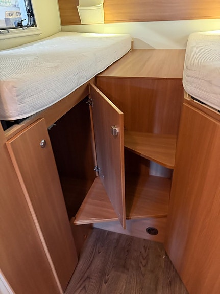 Eura Mobil Profila One 690 EB Solceller | Backkamera  | Långbäddar + Taksäng 18 of 20