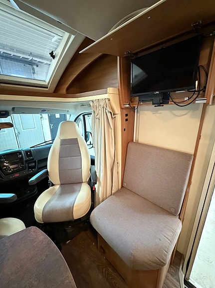 Eura Mobil Profila One 690 EB Solceller | Backkamera  | Långbäddar + Taksäng 10 of 20
