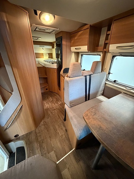 Eura Mobil Profila One 690 EB Solceller | Backkamera  | Långbäddar + Taksäng 9 of 20