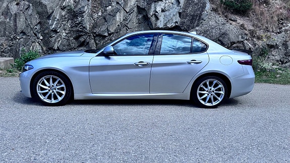 Alfa Romeo Giulia 2 of 19