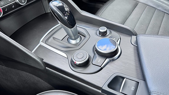 Alfa Romeo Giulia 13 of 19