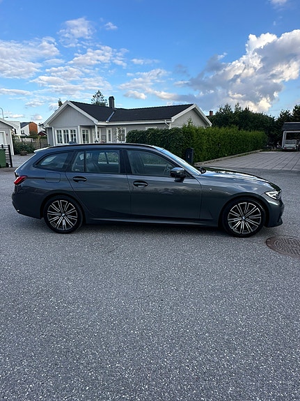 BMW 320d 2 of 12