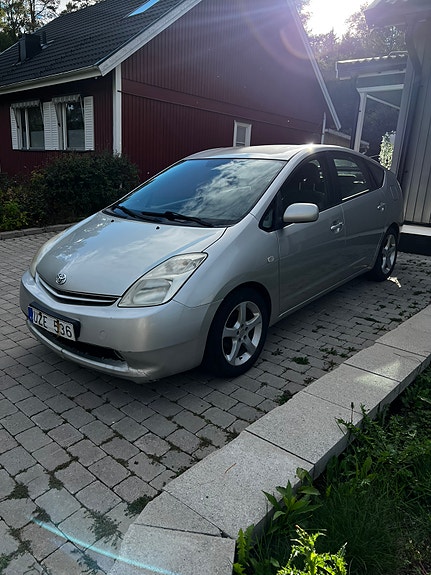 Toyota Prius 2 of 3
