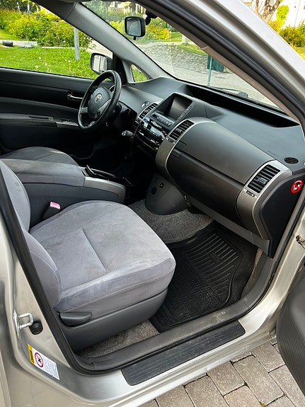Toyota Prius 3 of 3