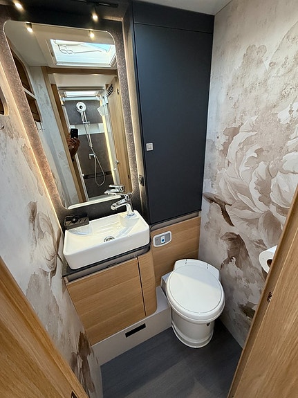 Adria Coral Plus 670 DL (140HK Automat) Långbäddar! UNIK! ALDE! Vinteranpassad! Skyview! Stort garage! 11 of 19