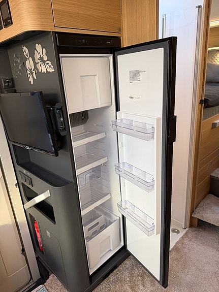 Adria Coral Plus 670 DL (140HK Automat) Långbäddar! UNIK! ALDE! Vinteranpassad! Skyview! Stort garage! 9 of 19