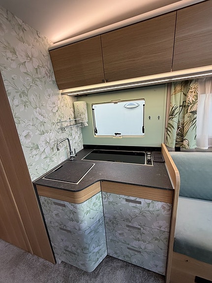 Adria Coral Plus 670 DL (140HK Automat) Långbäddar! UNIK! ALDE! Vinteranpassad! Skyview! Stort garage! 7 of 19