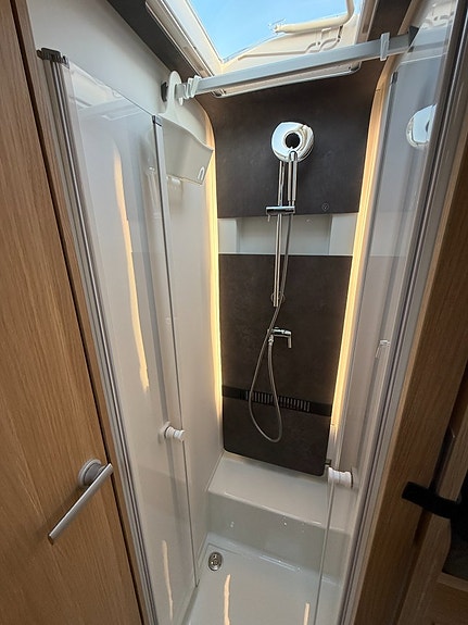 Adria Coral Plus 670 DL (140HK Automat) Långbäddar! UNIK! ALDE! Vinteranpassad! Skyview! Stort garage! 12 of 19