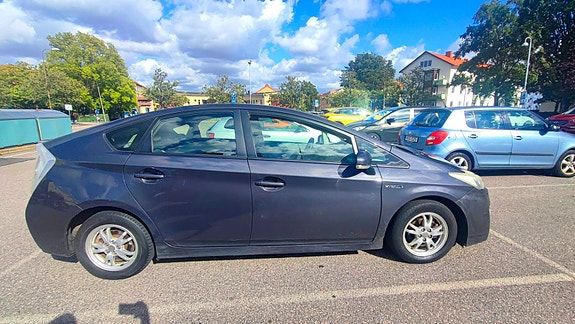 Toyota Prius 2 of 11