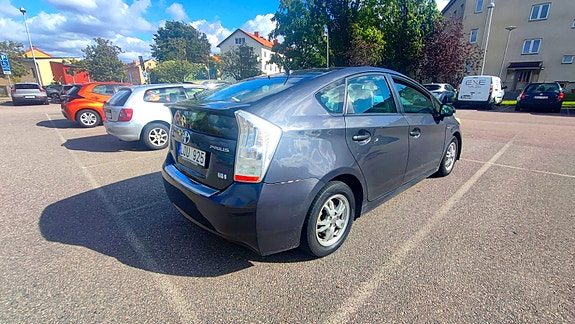 Toyota Prius 5 of 11