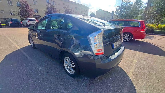 Toyota Prius 3 of 11