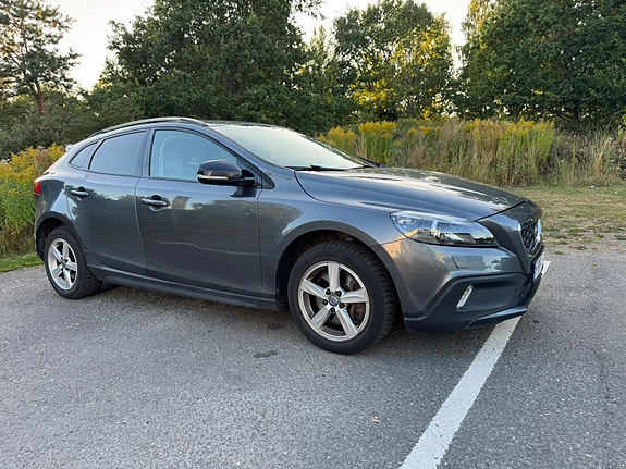 Volvo V40 Cross Country 2 of 15