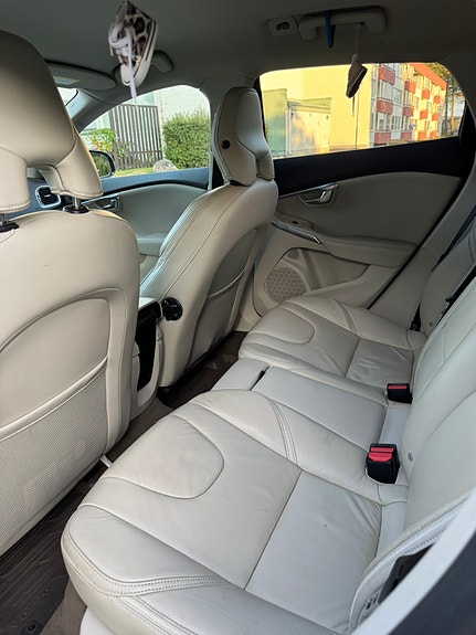 Volvo V40 Cross Country 9 of 15