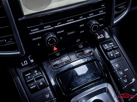 Porsche Cayenne 28 of 30