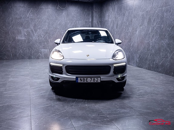 Porsche Cayenne 2 of 30