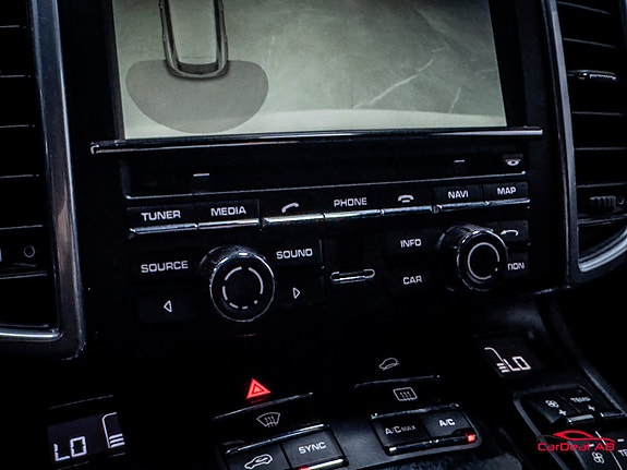 Porsche Cayenne 27 of 30