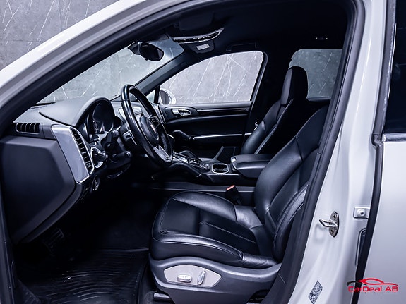 Porsche Cayenne 9 of 30