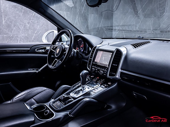 Porsche Cayenne 12 of 30