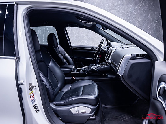 Porsche Cayenne 14 of 30