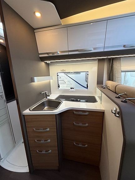 Adria Coral Plus 670 SC (160HK) Queensbed! 5 bältad! ALDE! Vinteranpassad! Värmeväxlare! Stort garage! 7 of 19