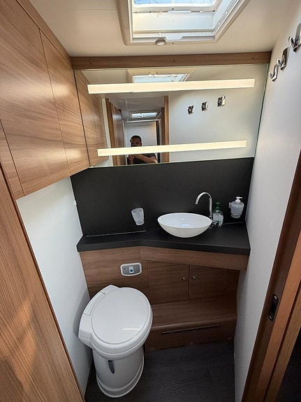 Adria Coral Plus 670 SC (160HK) Queensbed! 5 bältad! ALDE! Vinteranpassad! Värmeväxlare! Stort garage! 11 of 19