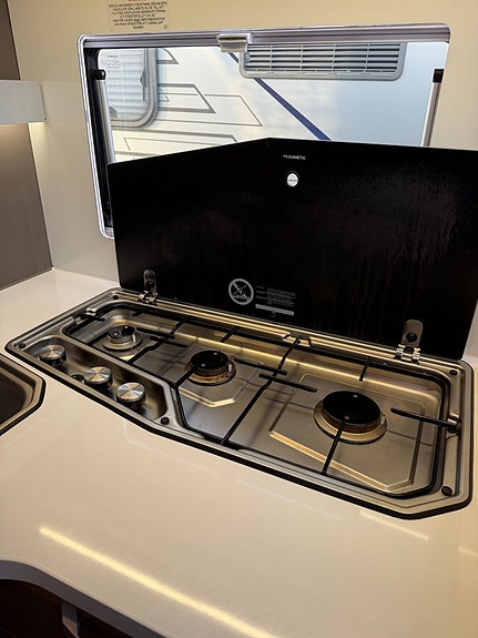 Adria Coral Plus 670 SC (160HK) Queensbed! 5 bältad! ALDE! Vinteranpassad! Värmeväxlare! Stort garage! 8 of 19