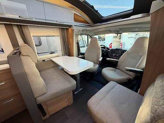 Adria Coral Plus 670 SC (160HK) Queensbed! 5 bältad! ALDE! Vinteranpassad! Värmeväxlare! Stort garage! 2 of 19