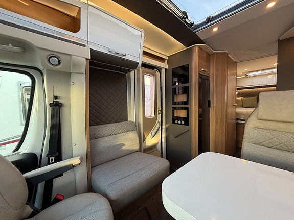 Adria Coral Plus 670 SC (160HK) Queensbed! 5 bältad! ALDE! Vinteranpassad! Värmeväxlare! Stort garage! 4 of 19