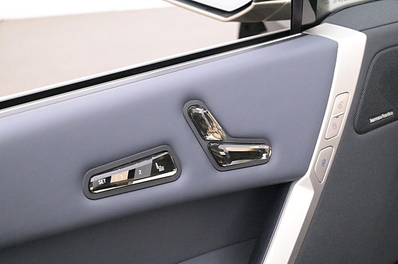 BMW iX 12 of 27
