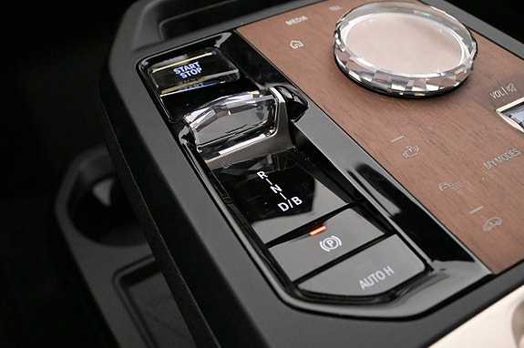 BMW iX 24 of 27