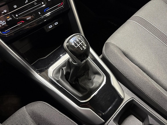 Volkswagen T-Roc 12 of 17