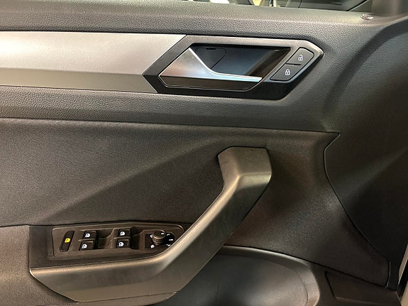 Volkswagen T-Roc 17 of 17