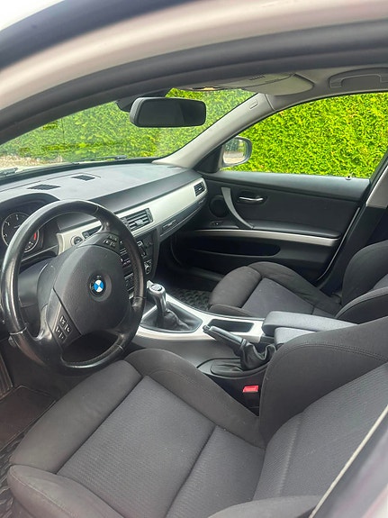 BMW 320d 4 of 5