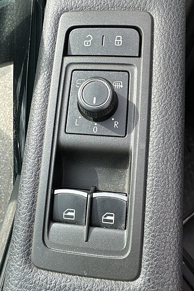 Volkswagen Multivan 13 of 30