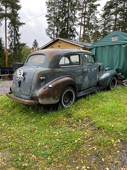 Chevrolet Deluxe 2 of 3