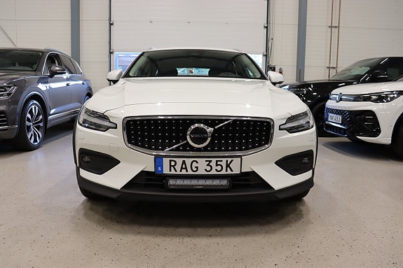 Volvo V60 Cross Country 3 of 30