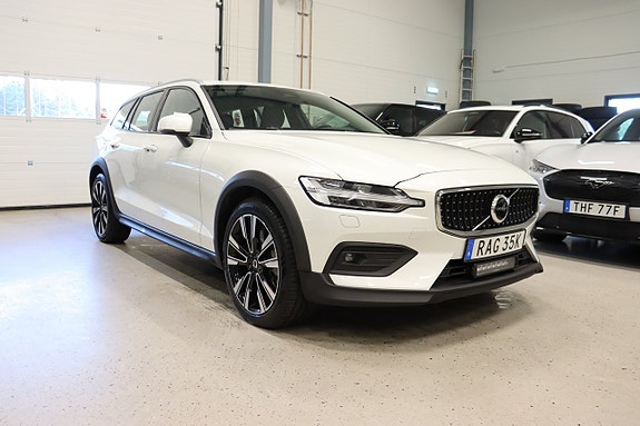 Volvo V60 Cross Country 2 of 30