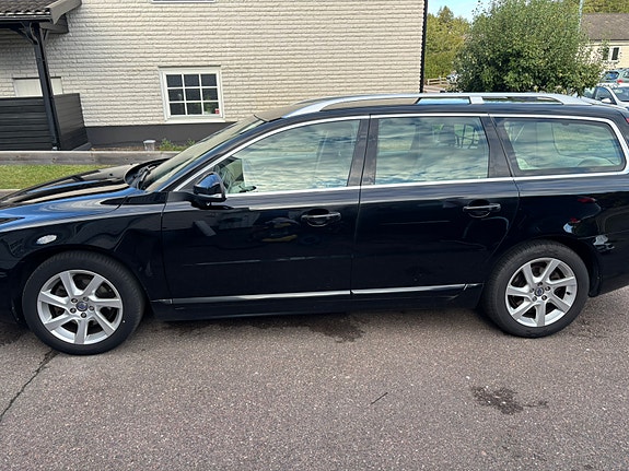 Volvo V70 2 of 7