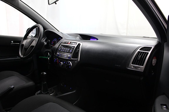 Hyundai i20 10 of 15