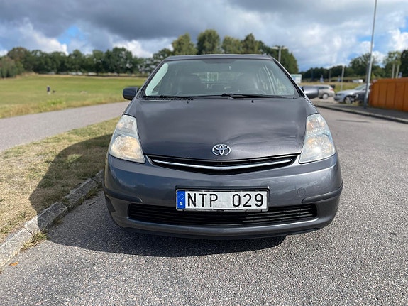 Toyota Prius 4 of 17