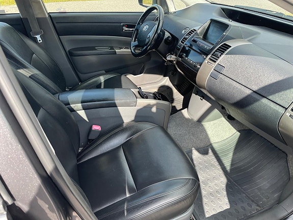 Toyota Prius 9 of 17