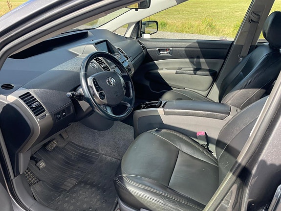 Toyota Prius 8 of 17