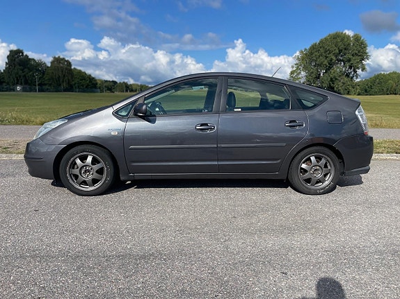 Toyota Prius 3 of 17