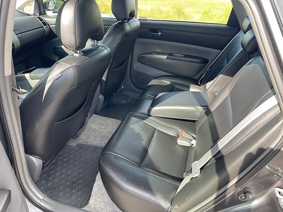 Toyota Prius 12 of 17