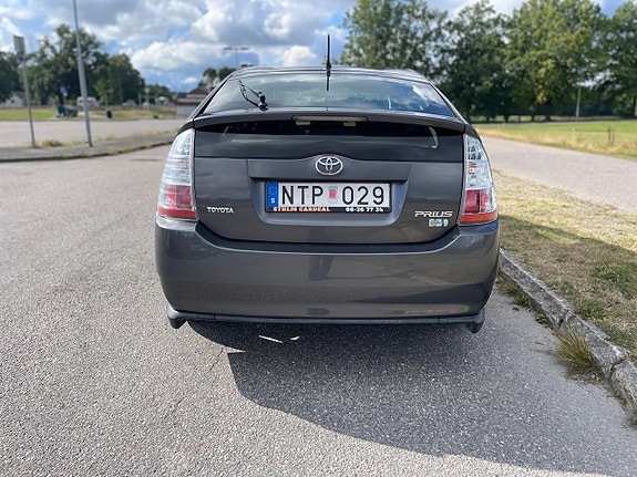 Toyota Prius 5 of 17