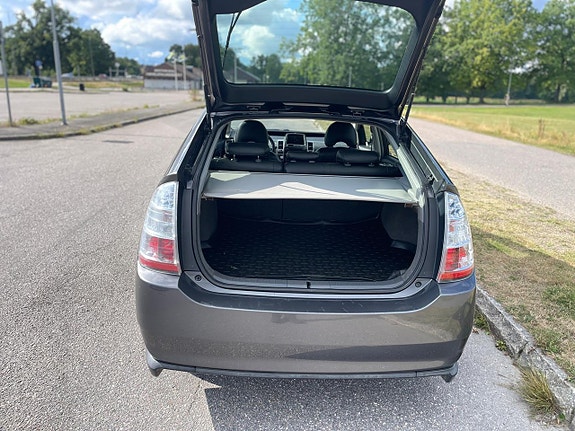 Toyota Prius 6 of 17