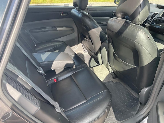 Toyota Prius 10 of 17