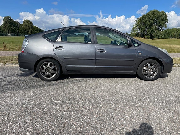 Toyota Prius 2 of 17
